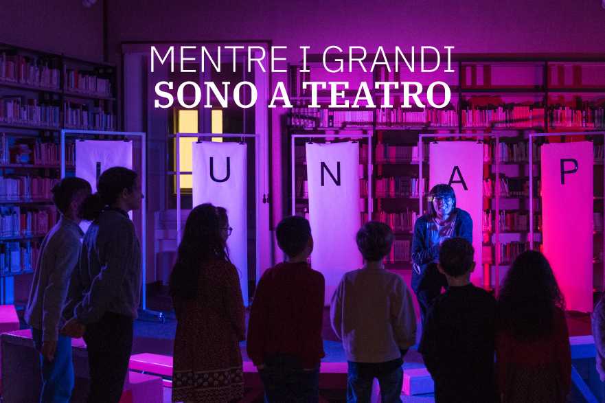 Mentre i grandi sono a teatro